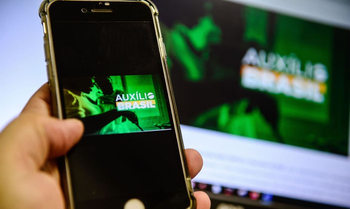 Cidadania divulga calendário do Auxílio Brasil de 2022; créditos vão começar no dia 18 de janeiro