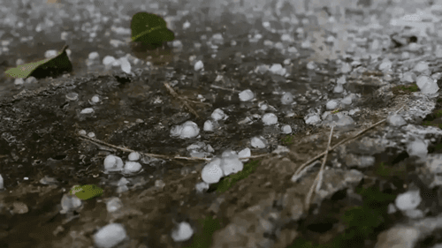 Tempestade com granizo atinge Ipatinga após alerta de chuva intensa