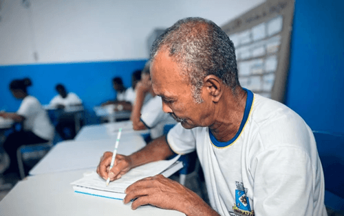 Ibirataia: Secretaria de Educação recebe Menção Honrosa do MEC por avanços na Educação de Jovens e Adultos
