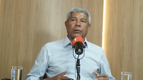 Jerônimo Rodrigues intensifica críticas a ACM Neto e Flávio Bolsonaro durante ato em Salvador
