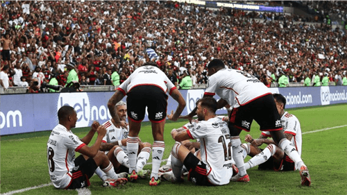 Flamengo passeia e aplica maior goleada da história sobre o Vasco