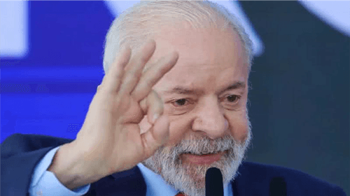 Lula faz Pix para 'sanar' dívida de time de futebol; assista