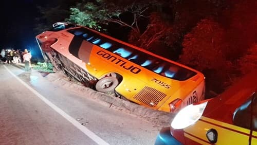 Ônibus da Gontijo tomba na BR-262 e deixa feridos região Central de Minas Gerais