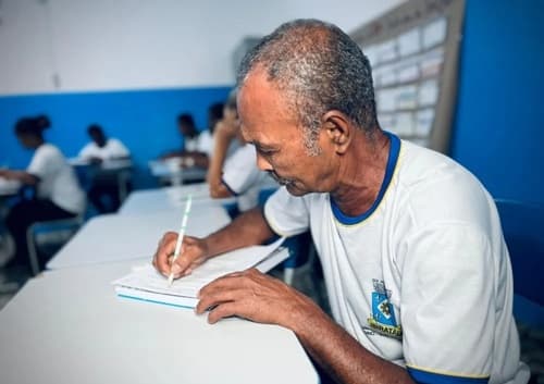 Ibirataia amplia política de EJA com bolsa de estudos, inclusão e acompanhamento pedagógico