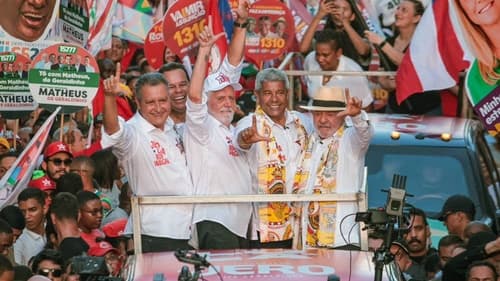 Rui Costa se emociona ao lembrar infância na Liberdade durante ato com Lula