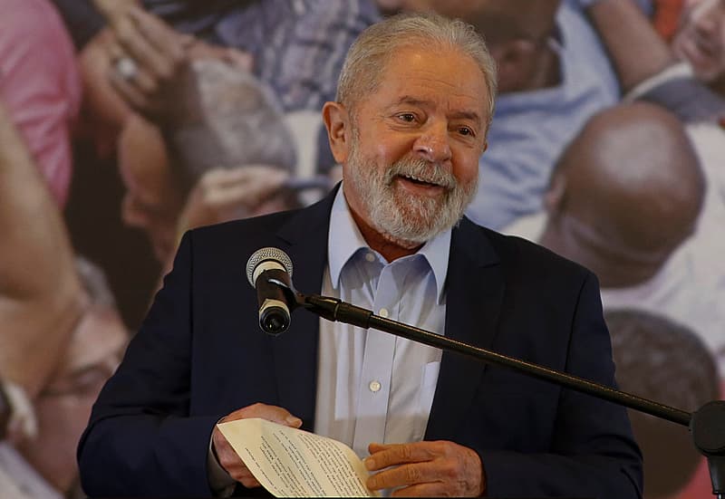 Lula aparece à frente de Bolsonaro para eleições 2022, aponta pesquisa XP/Ipespe