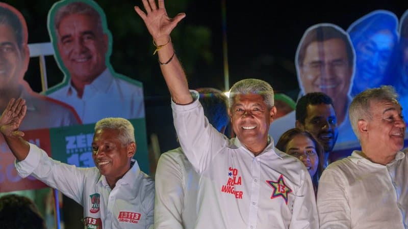 Jerônimo Rodrigues reúne multidão em último ato de campanha em Feira de Santana