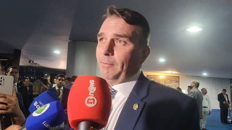 Flávio Bolsonaro defende fim da reeleição e nega estratégia para retorno de Bolsonaro em 2030