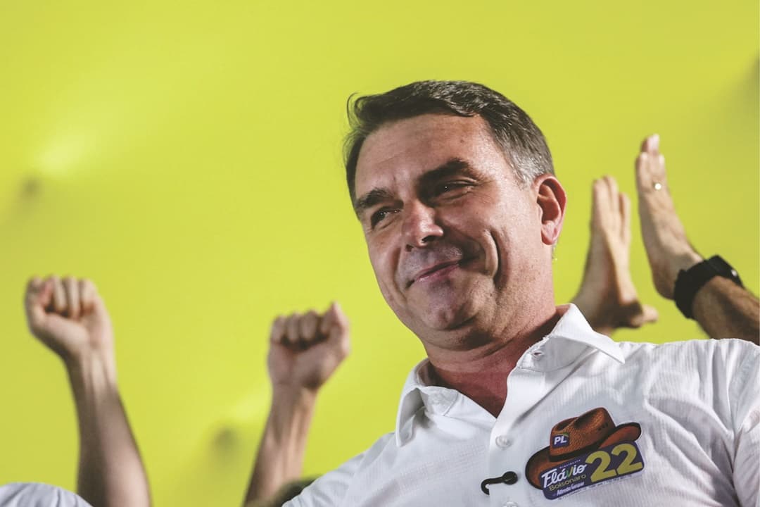 Flávio Bolsonaro critica fim da escala 6×1 e defende modelo de pagamento por hora trabalhada