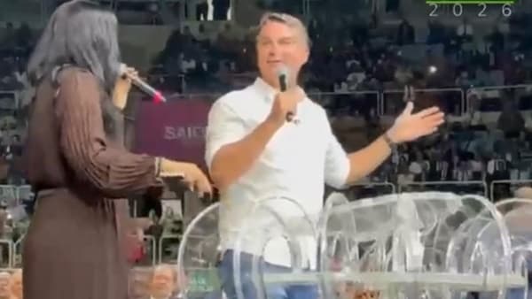 Flávio Bolsonaro canta “Hino da Vitória” durante celebração de 100 anos de igreja evangélica