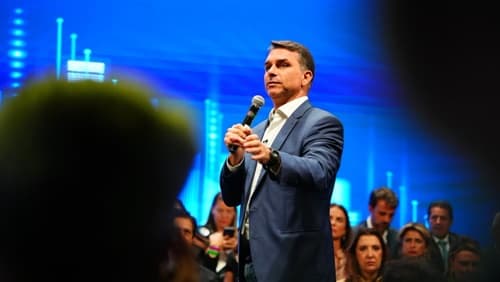 Flávio Bolsonaro vota a favor do fim da escala 6x1 após críticas à proposta