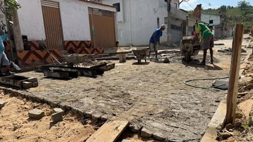 Ibirataia: Prefeitura avança com pavimentação da Rua Edinalva Rosa da Silva, no Ponto Chique 3