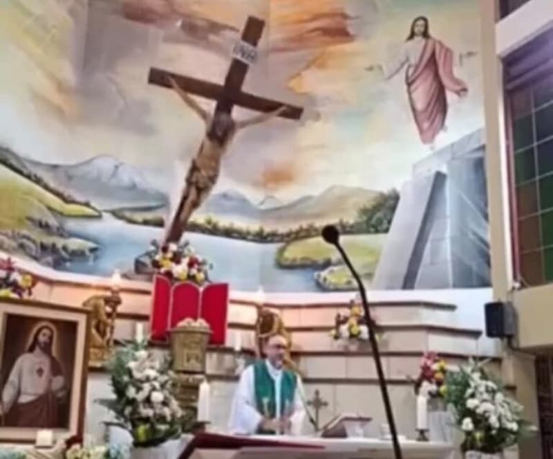 Padre morre após ser atingido por cruz durante missa transmitida ao vivo no Equador
