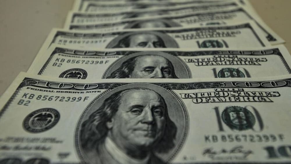 Dólar dispara e Ibovespa futuro recua após reeleição de Lula