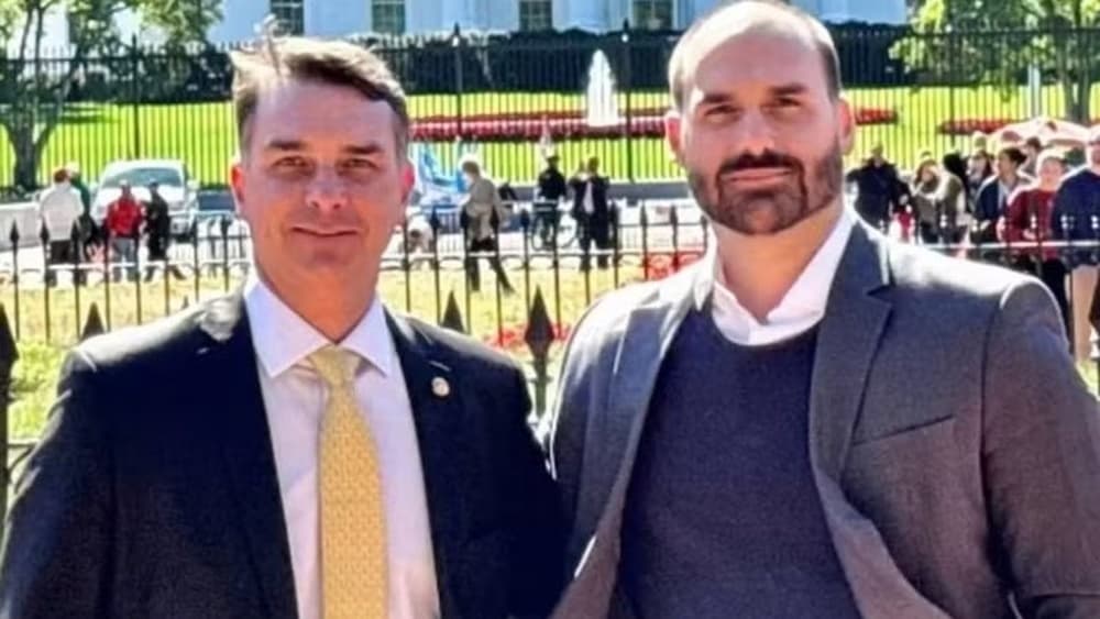 Flávio Bolsonaro é recebido por Eduardo Bolsonaro nos Estados Unidos após deixar o Brasil