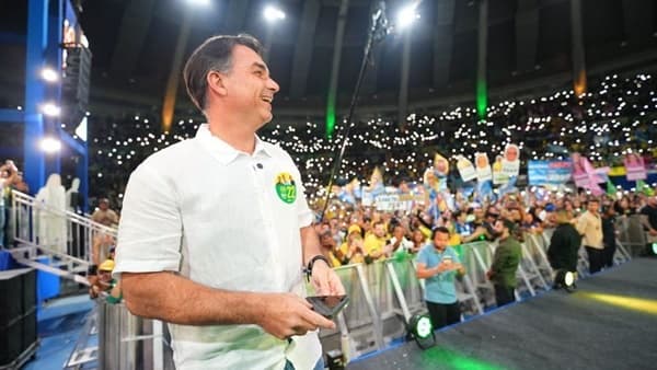 Flávio Bolsonaro lança nova estratégia de campanha em Salvador para o segundo turno