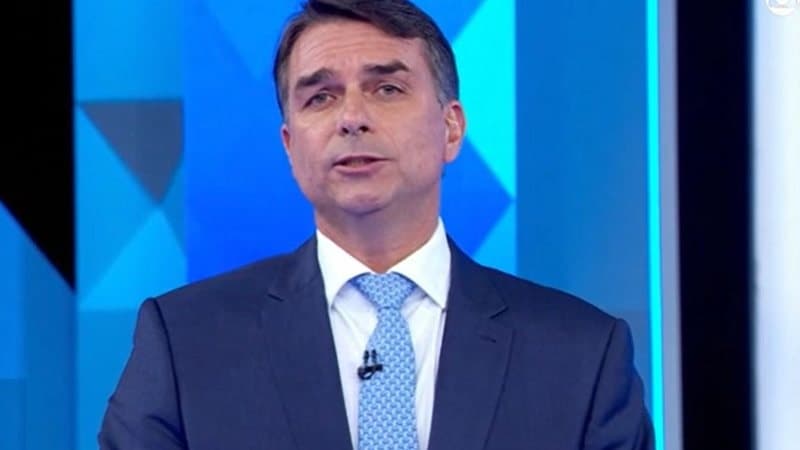 Flávio Bolsonaro acusa Lula de criar “cemitério de obras” durante debate na Globo
