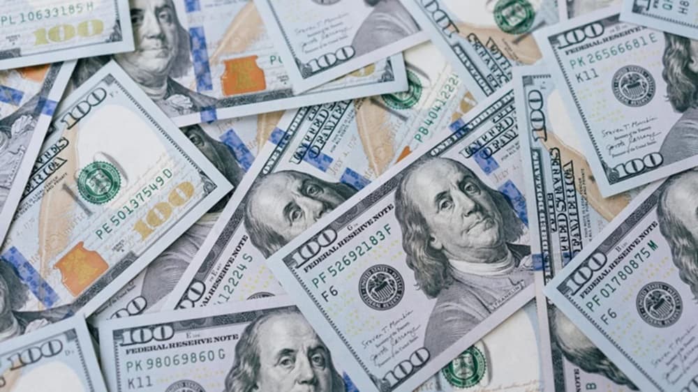 Dólar dispara após reeleição de Lula e chega a R$ 5,60 nesta segunda-feira